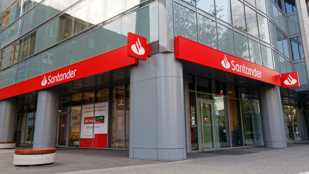 Santander cracks down on hybrid working